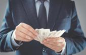 Rząd podnosi płacę zasadniczą, by dogonić minimalną. Kolej na pracowników KRUS i sądy